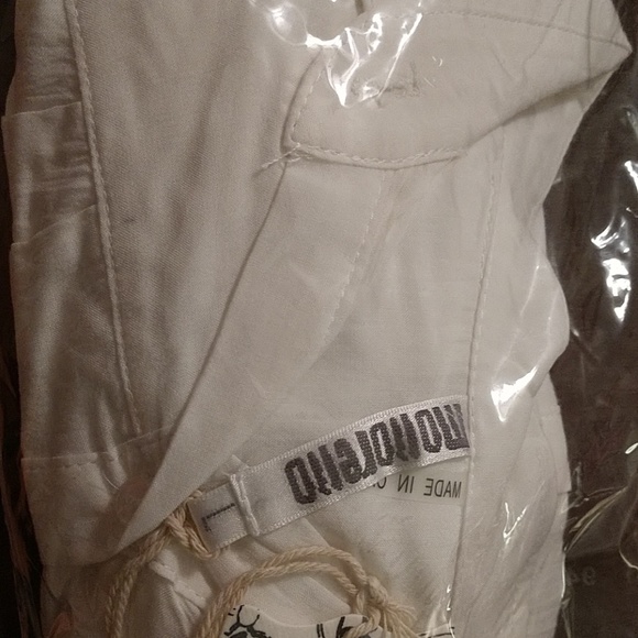 Winged cape blouse - Picture 2 of 4